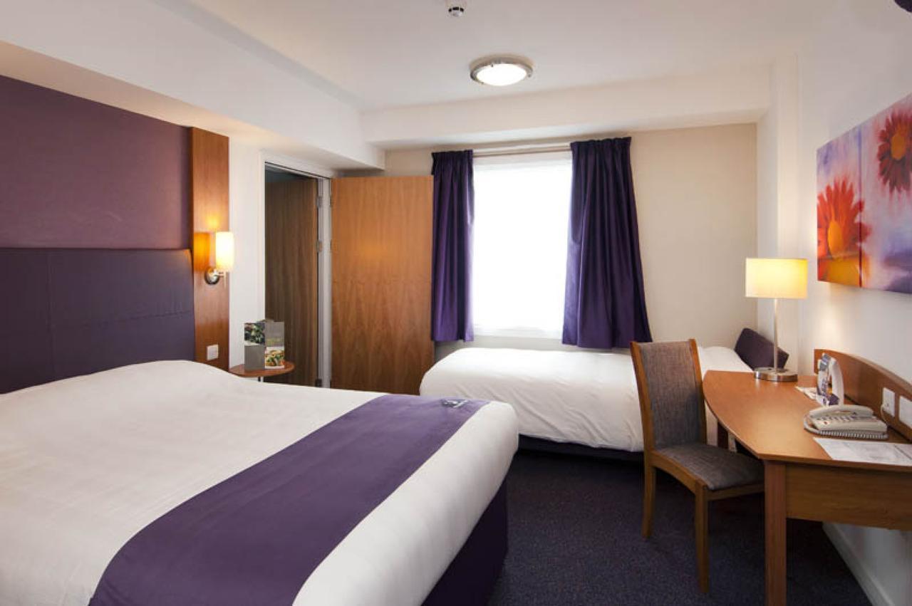 Premier Inn London Stratford Номер фото