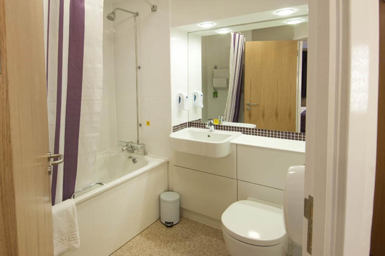 Premier Inn London Stratford Номер фото